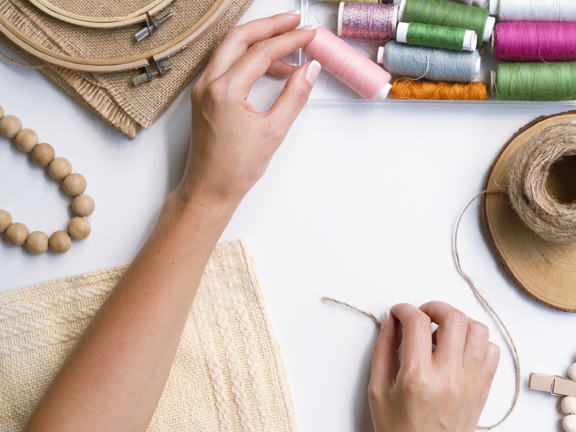 detaliu broderie pe material textil în atelier